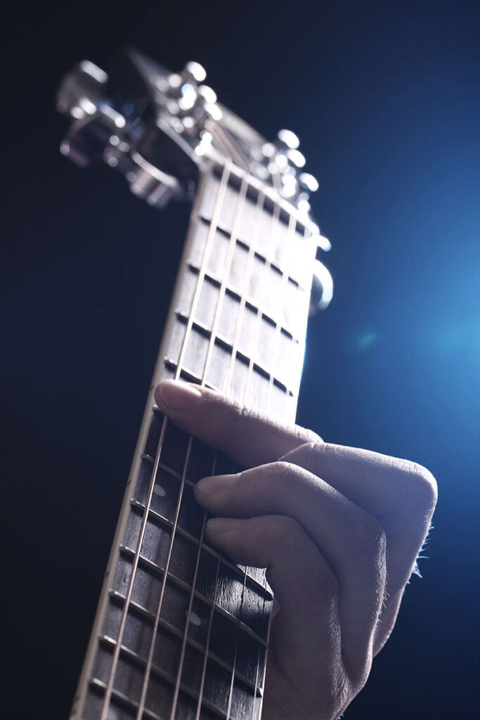 Músico tocando um violão
